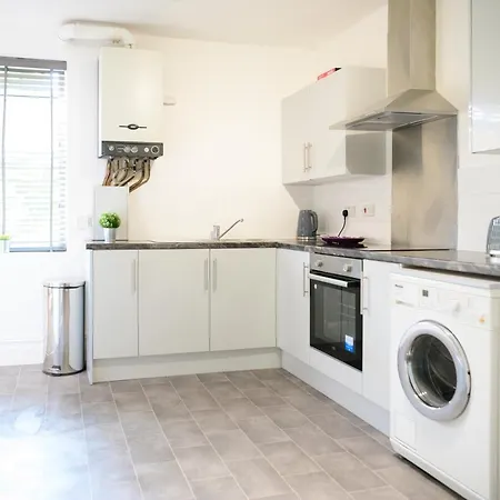 Apartament Purple Blossom, 2 Bed Apartment, Wi-fi, Near Didsbury, Free Parking Manchester