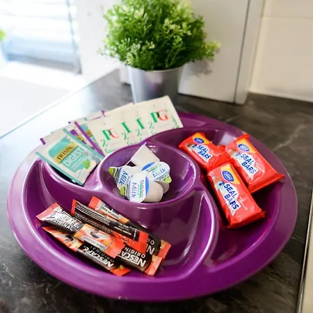 Apartament Purple Blossom, 2 Bed Apartment, Wi-fi, Near Didsbury, Free Parking *