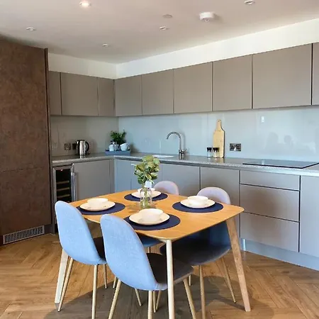 Stunning 1 Bed Central Apartment *