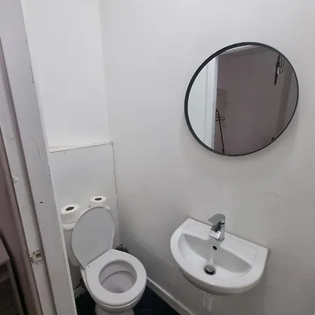 6 With Private Bathroom In Levenshulme 게스트하우스