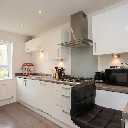 Family Friendly With Parking & Garden Manchester