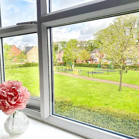 Immaculate 3-bed House, With Private Garden. Holiday home *