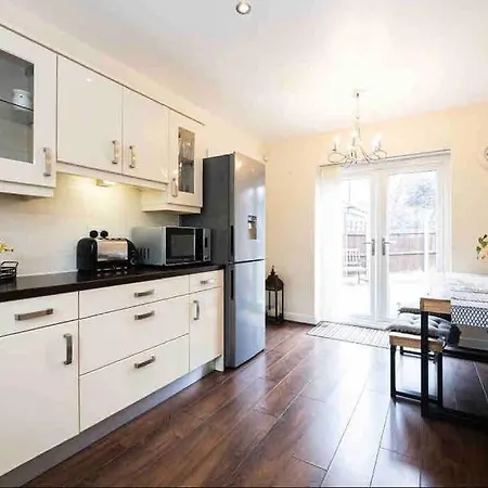 Immaculate 3-bed House, With Private Garden. Holiday home *