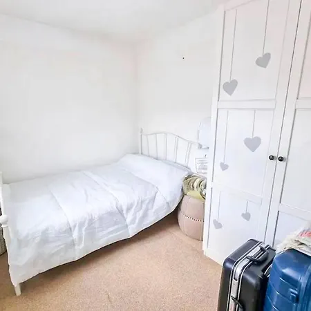 Immaculate 3-bed House, With Private Garden. Holiday home Manchester