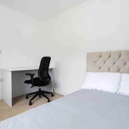 Immaculate 3-bed House, With Private Garden. Holiday home *