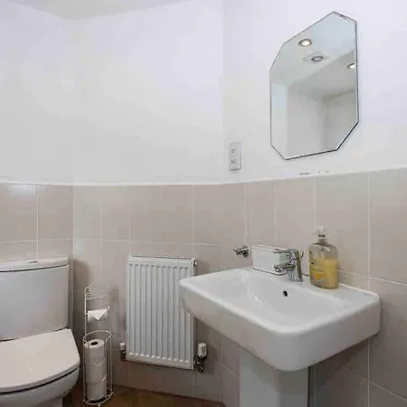 Nyaraló Immaculate 3-bed House, With Private Garden. *