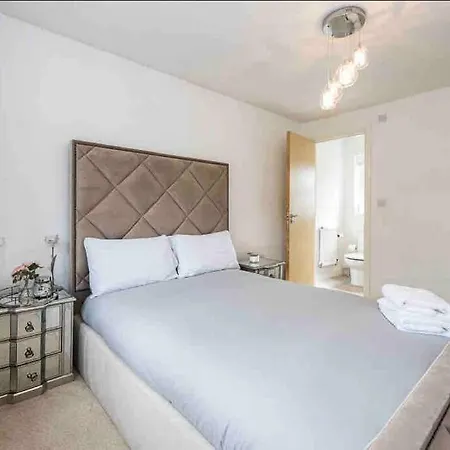 Nyaraló Immaculate 3-bed House, With Private Garden. Manchester