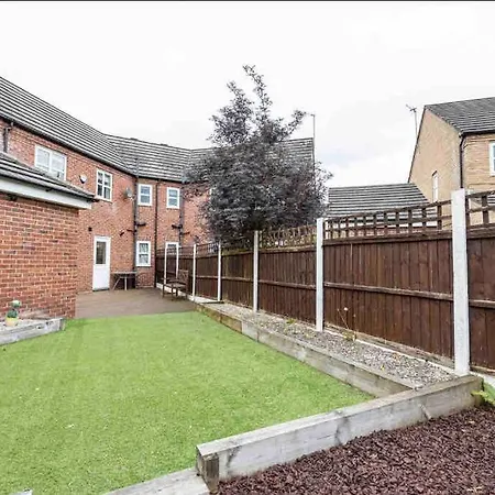Immaculate 3-bed House, With Private Garden. *