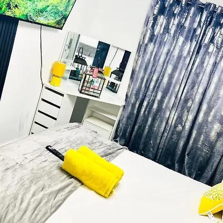 Kwatera prywatna Private En-suite Available Near Stadium *
