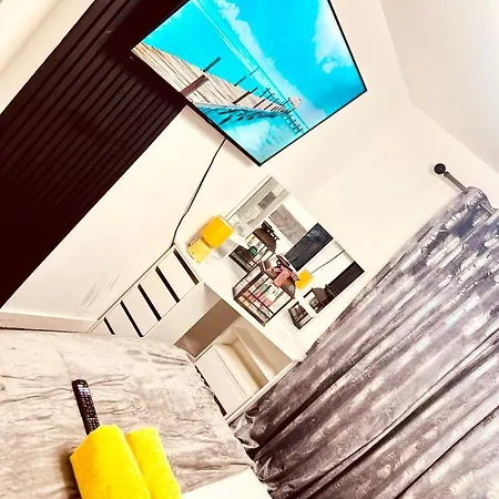 Private En-suite Available Near Stadium בית אירוח