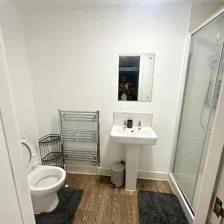 Private En-suite Available Near Stadium בית אירוח