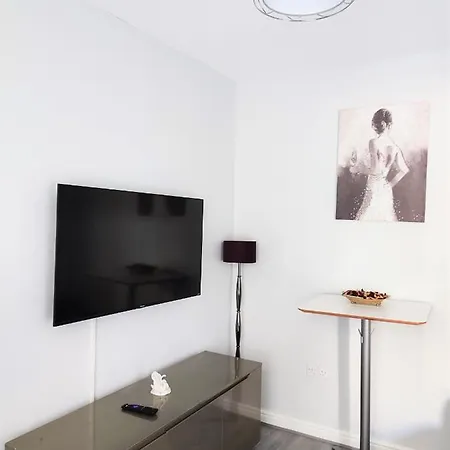 Newly Refurbished 2- Bed Stylish