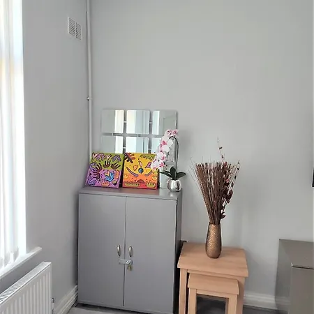 Appartement Newly Refurbished 2- Bed Stylish *