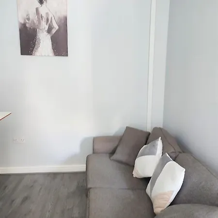 Newly Refurbished 2- Bed Stylish アパート *