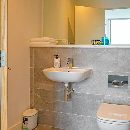 2 Bedroom Luxurious In The City. *