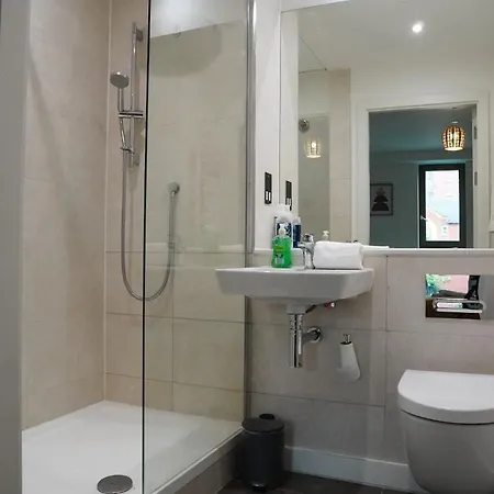 Centrally Located 2bdr Townhouse By Torr Group Short Lets & Serviced With Free Parking *