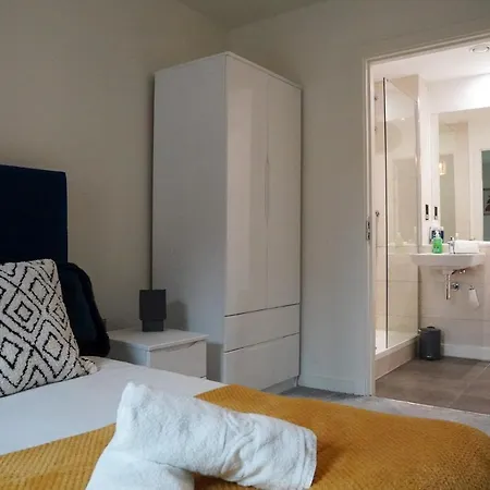 M1 Townhouse - Free Parking & Central Manchester Apartment *