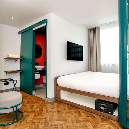 Yotel Deansgate 4*