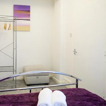 Purple Blossom, 2 Bed Apartment, Wi-fi, Near Didsbury, Free Parking