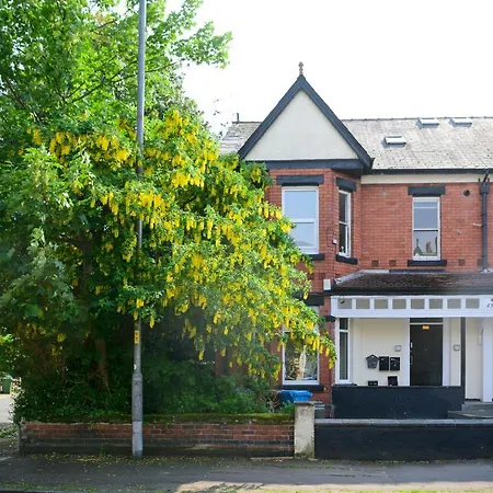 Purple Blossom, 2 Bed Apartment, Wi-fi, Near Didsbury, Free Parking Appartement