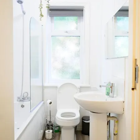 Purple Blossom, 2 Bed Apartment, Wi-fi, Near Didsbury, Free Parking Lejlighed