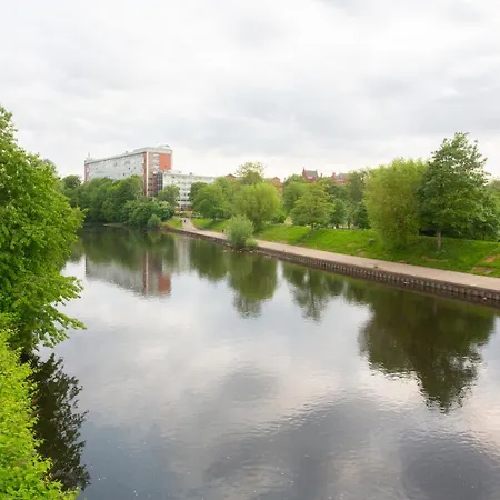Family Friendly With Parking & Garden Manchester