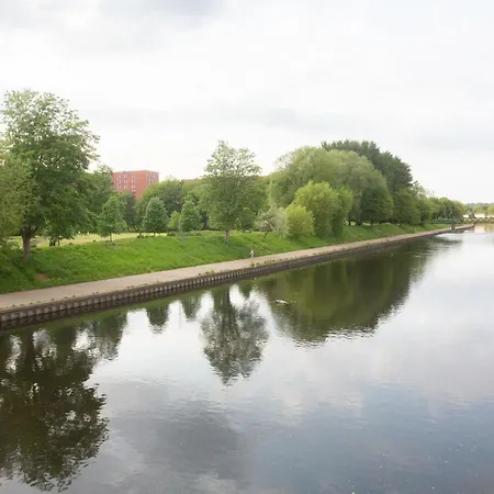 Family Friendly With Parking & Garden * Manchester
