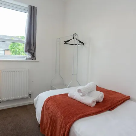 Family Friendly With Parking & Garden * Manchester