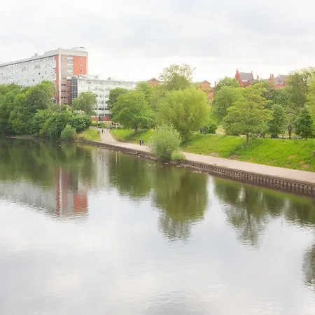 Family Friendly With Parking & Garden * Manchester