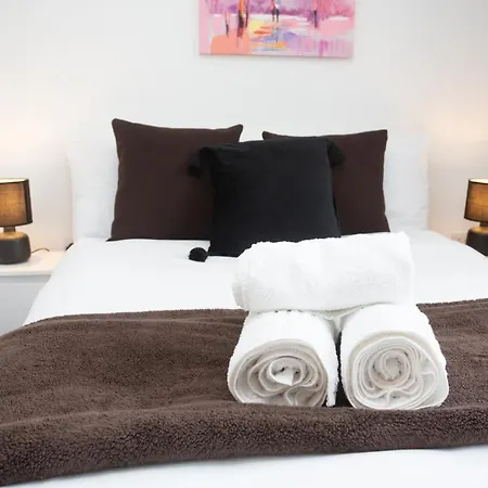 Family Friendly With Parking & Garden Manchester