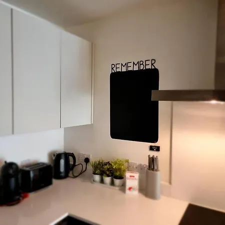 펜션 A High End 1 Bedroom Flat In Central.