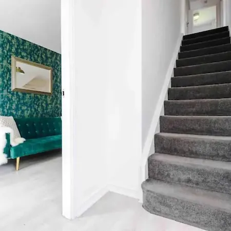 Spacious 5 Bedroom Hosted By Mcr Dens Holiday home