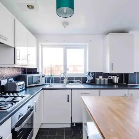 Spacious 5 Bedroom Hosted By Mcr Dens Holiday home Manchester