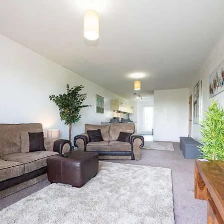 Apartment Lovely 2 Bedroom Flat With Balcony Near Centre *
