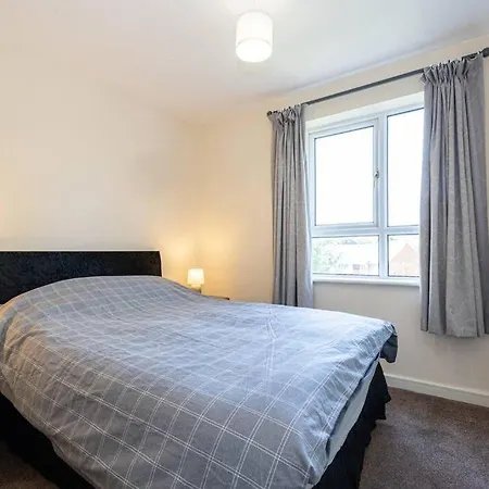 Lovely 2 Bedroom Flat With Balcony Near Centre Apartment *