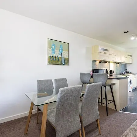 Lovely 2 Bedroom Flat With Balcony Near Centre *