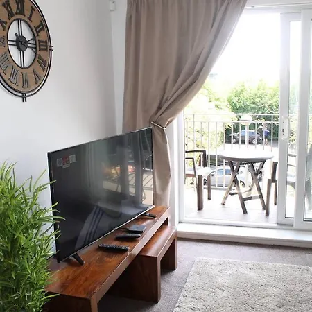 Lovely 2 Bedroom Flat With Balcony Near Centre Apartment Manchester
