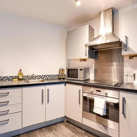 2 Bed With Balcony Private Parking Near Etihad Stadium, Coop Live Appartement