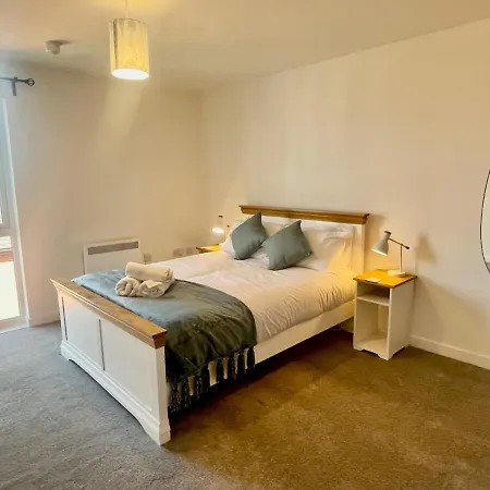 Pass The Keys Two Bedroom Free Secured Parking Manchester