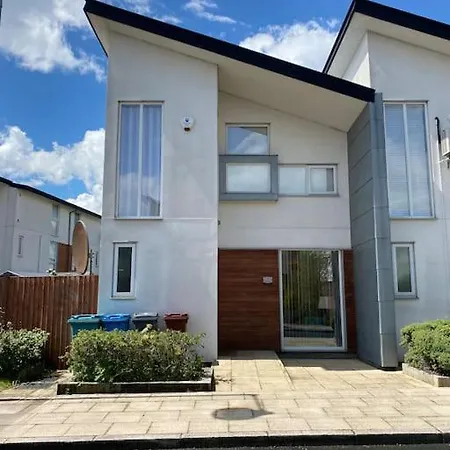 Semesterbostad 3-bedroom House - Car Parking - Air Conditioning *