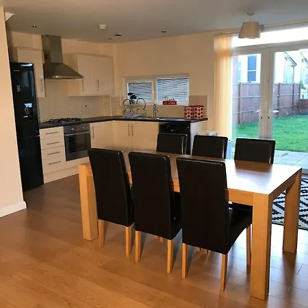 Nice House + Car Parking + Close To The City Centre *
