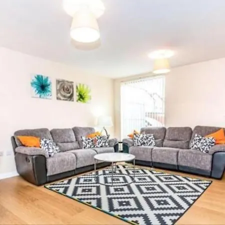 Nice House + Car Parking + Close To The City Centre *