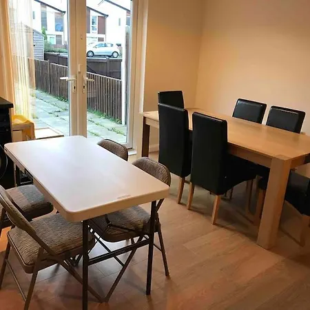 3-bedroom House - Car Parking - Air Conditioning *