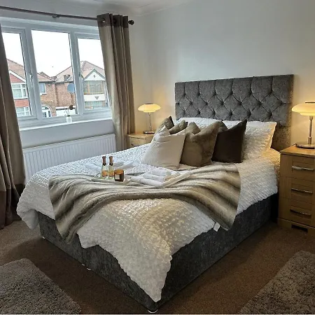 Impeccable 2-bed House Next To Old Trafford 펜션