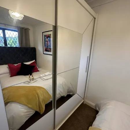 Impeccable 2-bed House Next To Old Trafford 펜션 *