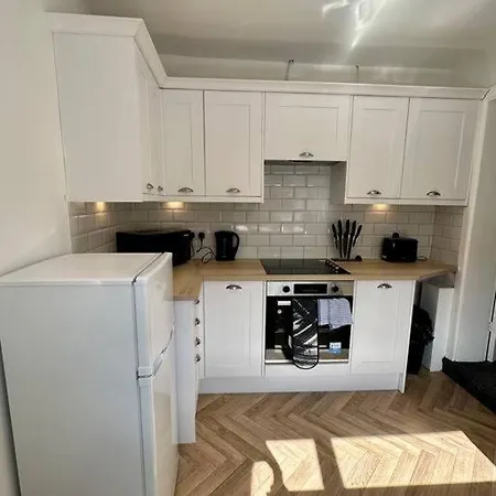 Large Five Bedroom With Parking, Sleeps 11! Manchester