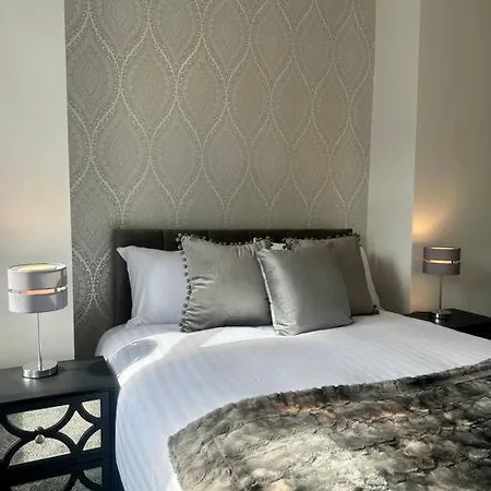 Large Five Bedroom With Parking, Sleeps 11! Сasa de vacaciones Mánchester