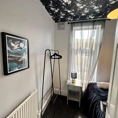 Large Five Bedroom With Parking, Sleeps 11! Holiday home