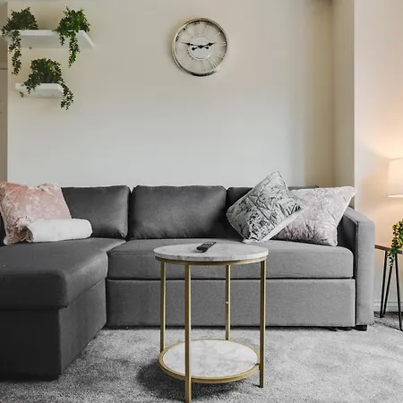 Stylish 2 Bed Flat Апартаменты