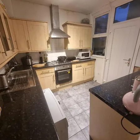Double 3 In Salford With Shared Bathroom Habitación en casa particular *